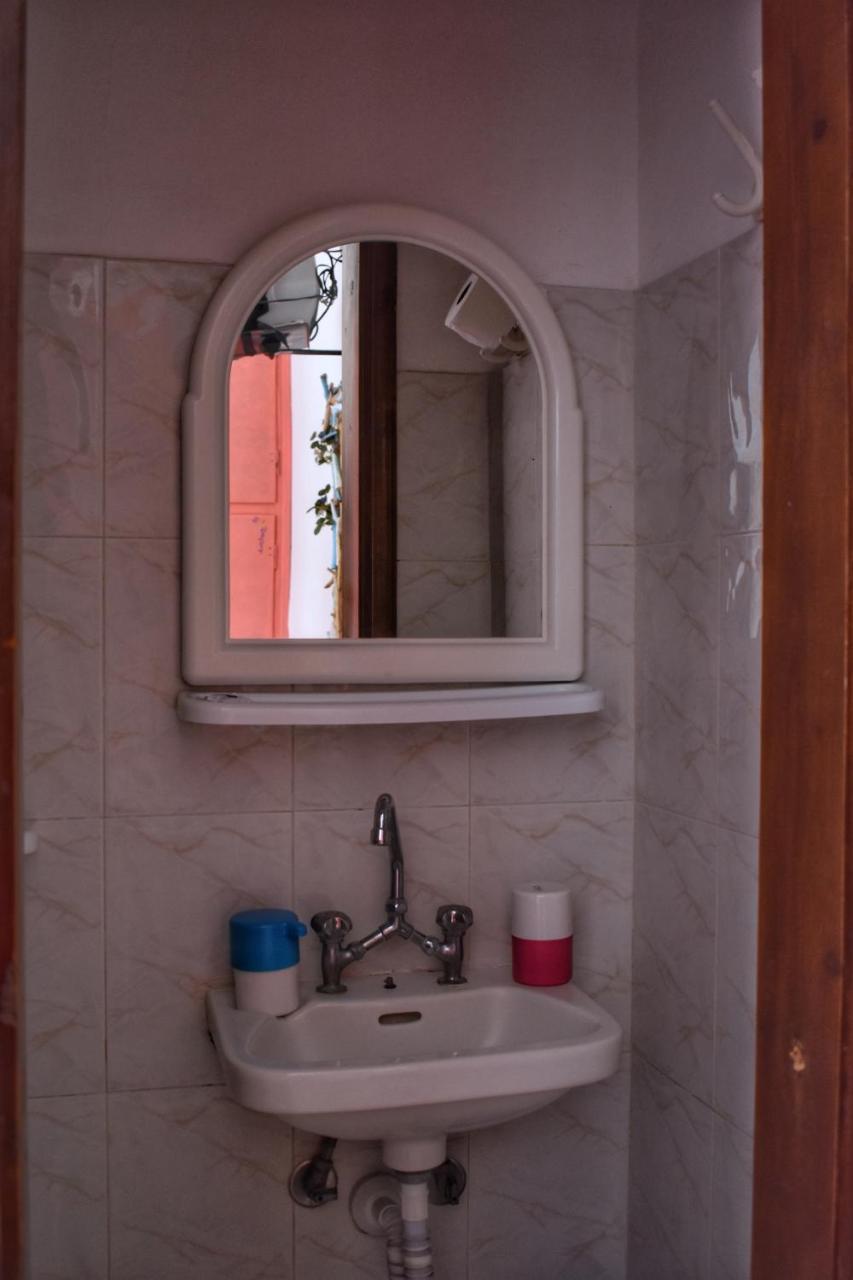 Hotel Alisahni à Vári Extérieur photo